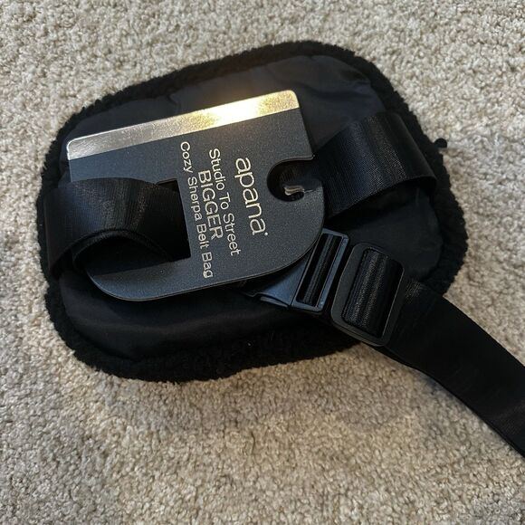 Nwt Apana Women’s Oversized Cozy Sherpa Crossbody Belt Sling Bag Black - Picture 2 of 4